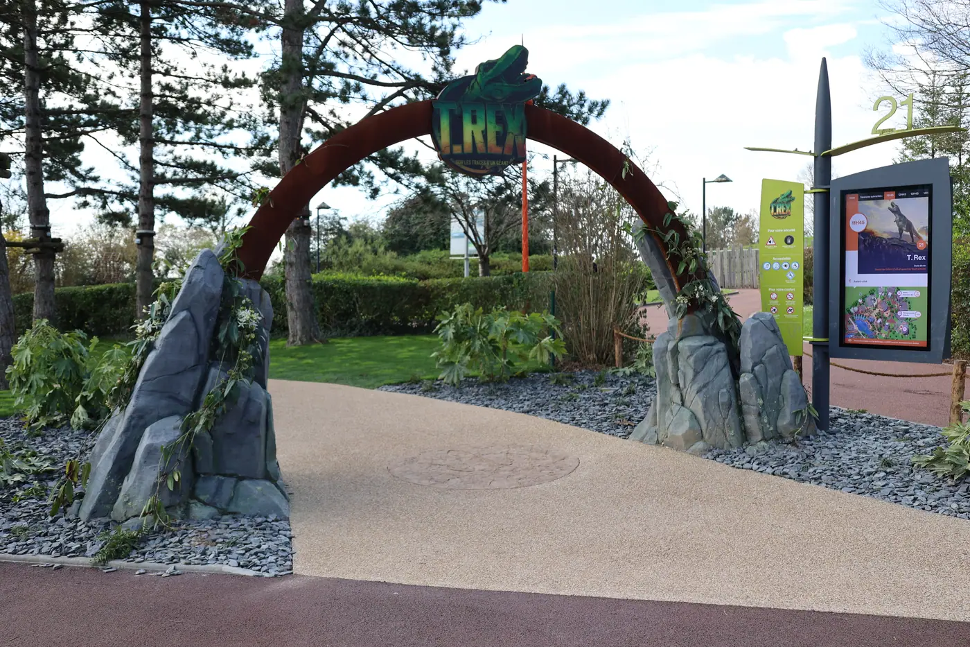 LA SERRE DES MONDES — FUTUROSCOPE, themed rockwork by Universal Rocks